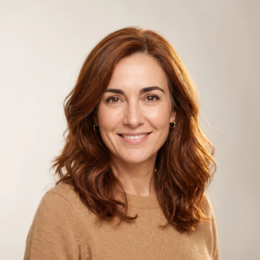 Retrato femenino con el volumen y la textura del cabello visibles